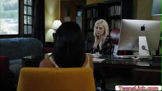 Avi愛見Kenzieテイラーを楽しんで舐め尽く彼女の滑り