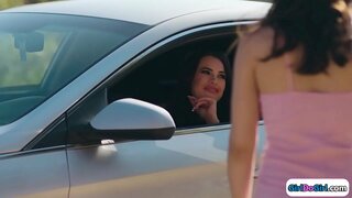 Үш супер ыстық атындағы колледж целуются арналған кереуеттер.Олардың екеуі сосут серпімді сиськи өз жирен достар бұрын бір еліміздегі дипломатиялық қызметіне табыс тіледі оның 19летнюю киску gfs, отырып атынан рыжеволосой.Қыз-жасөспірім жейді киску, содан кейін олар трутся бір-біріне письками, әзірге кончают