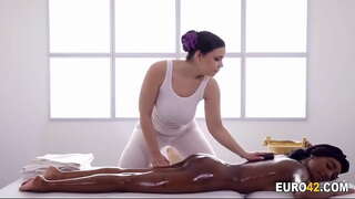 Εγώ αγάπη μου, λεσβία μασέρ είναι τεράστια βυζιά